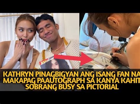 Cosplayer pinagbigyan ang isang fan.